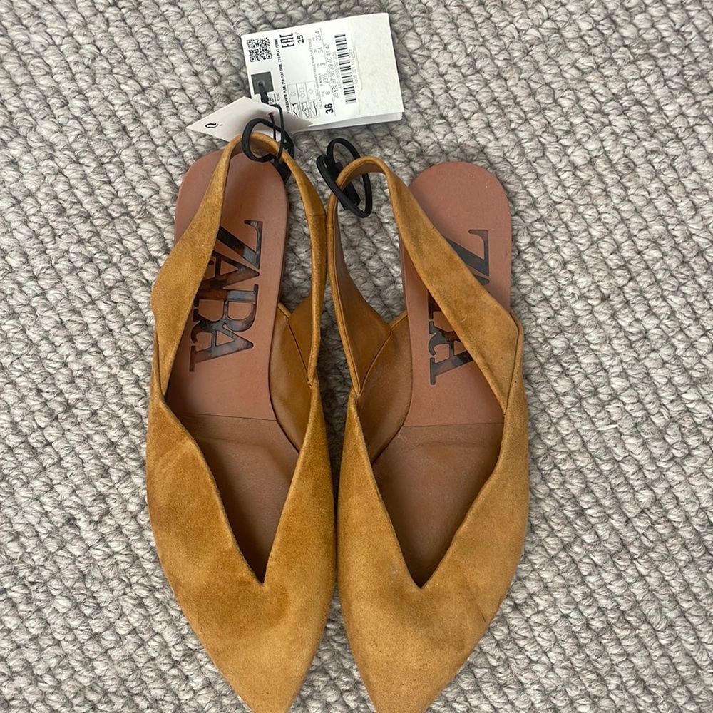NWT Zara flats in a camel suede